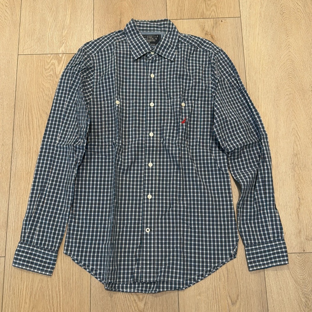 Nautica long sleeve button down shirt. 100% cotton. Size: Small